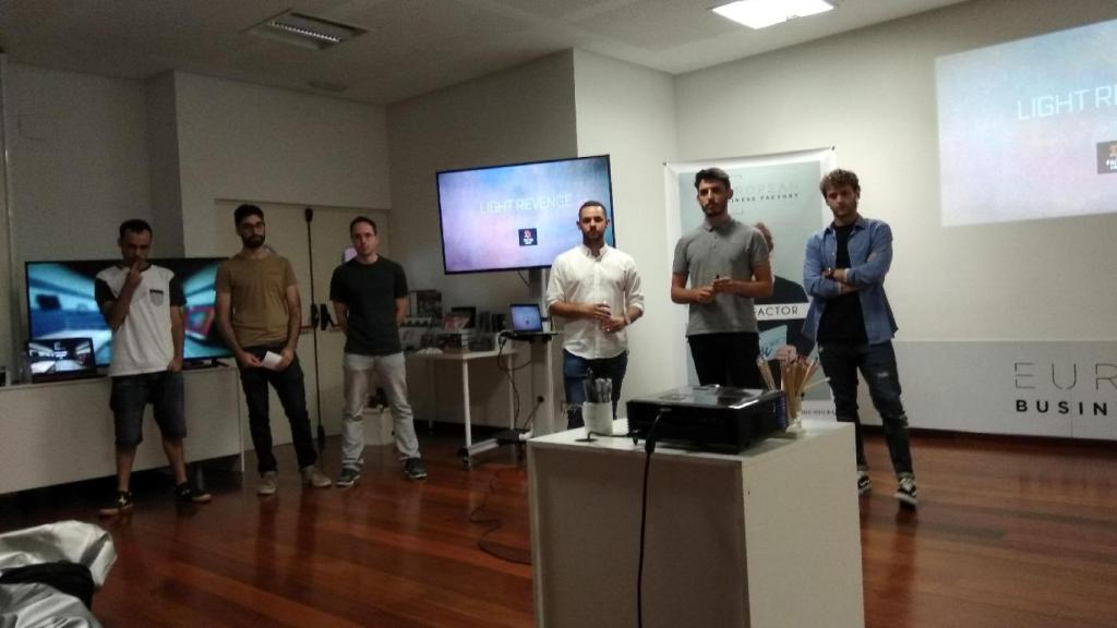 Los seis integrantes de Factor Games en la presentación de Light Revenge