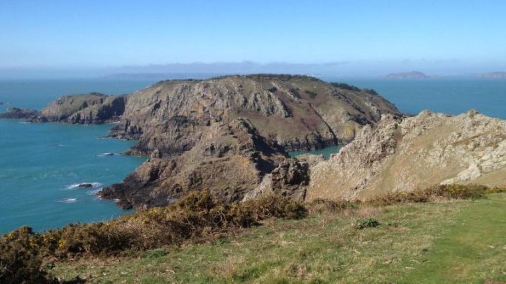 Cuevas de Gouliot, un sistema de cuevas marinas rico en flora y fauna marina.