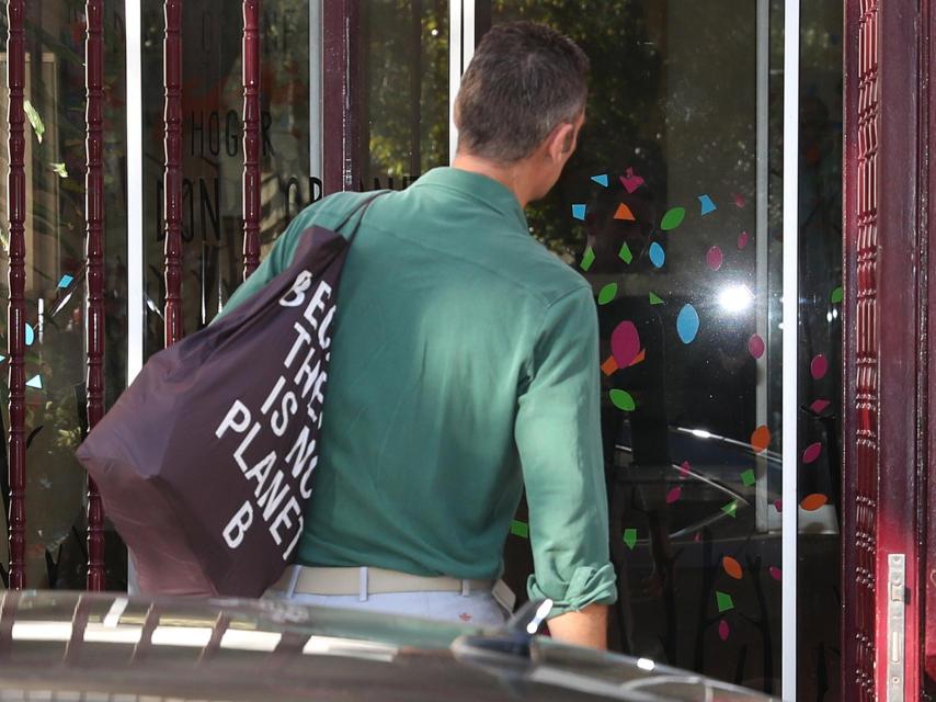 Iñaki Urdangarin con una bolsa de la marca Ecoalf.