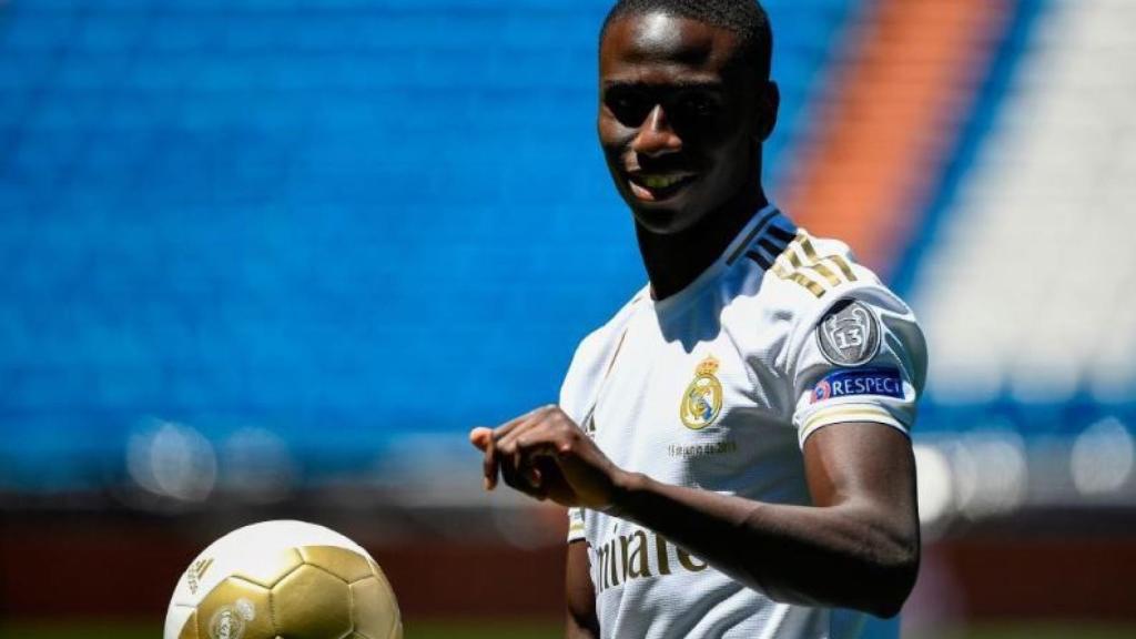 Mendy en su presentación con el Real Madrid (@ferland_mendy)