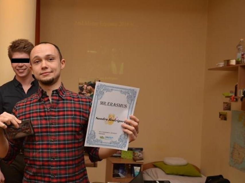 Sandro recogiendo el título de Míster Erasmus.