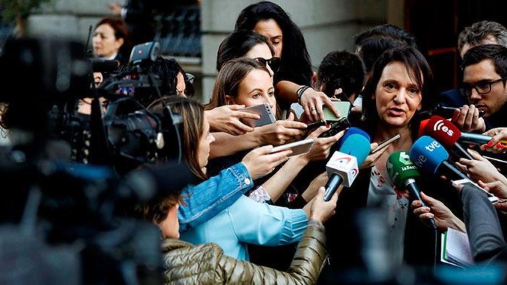 Carolina Bescansa explica en el patio del Congreso la filtración del documento en el que proponía desbancar a Iglesias.