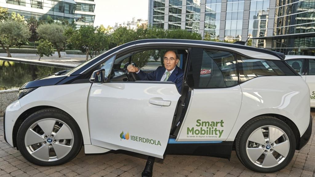 El presidente de Iberdrola, Ignacio Sánchez Galán, en un vehículo eléctrico.