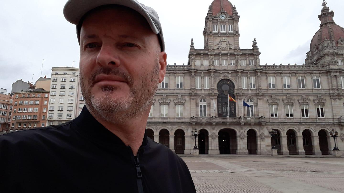Selfie de Enrique Tenreiro ante María Pita unos días antes de su exposición
