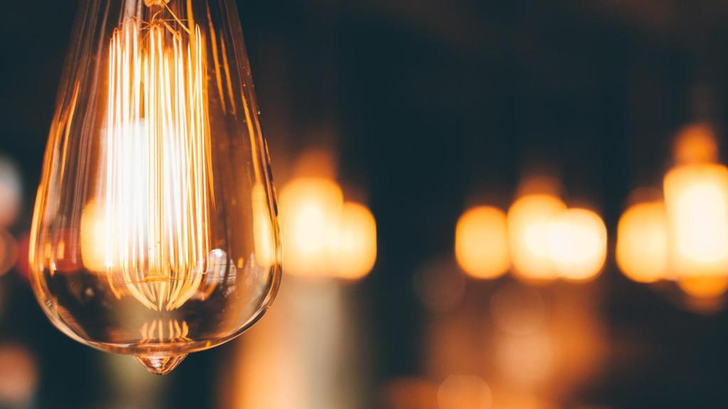 Una bombilla encendida.