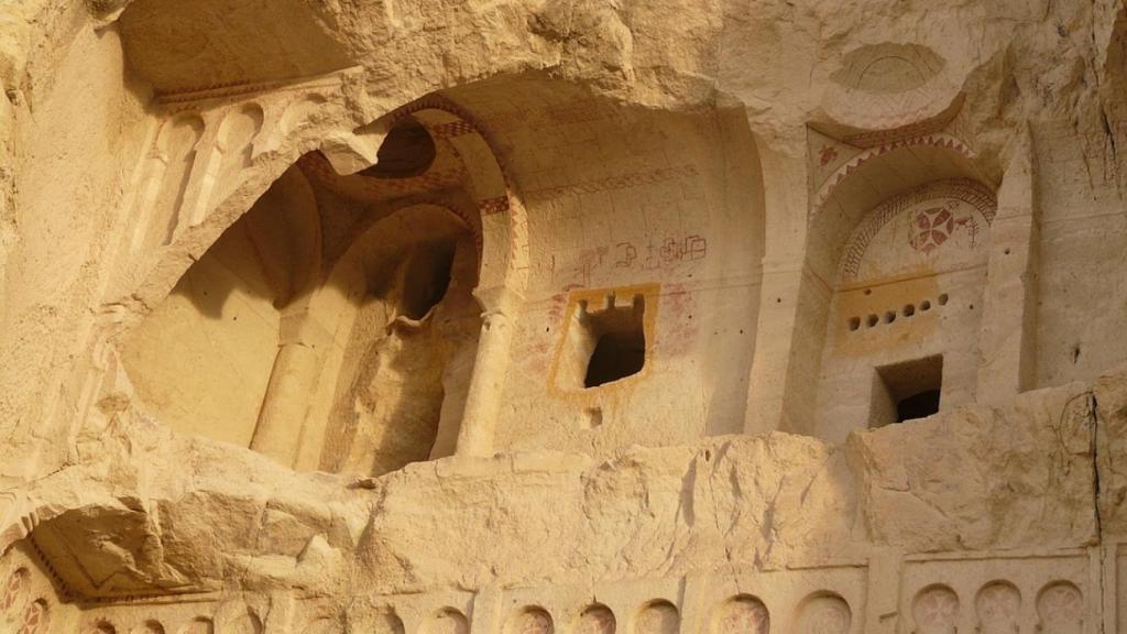 Capillas esculpidas en piedra de uno de los lugares de culto en Goreme.