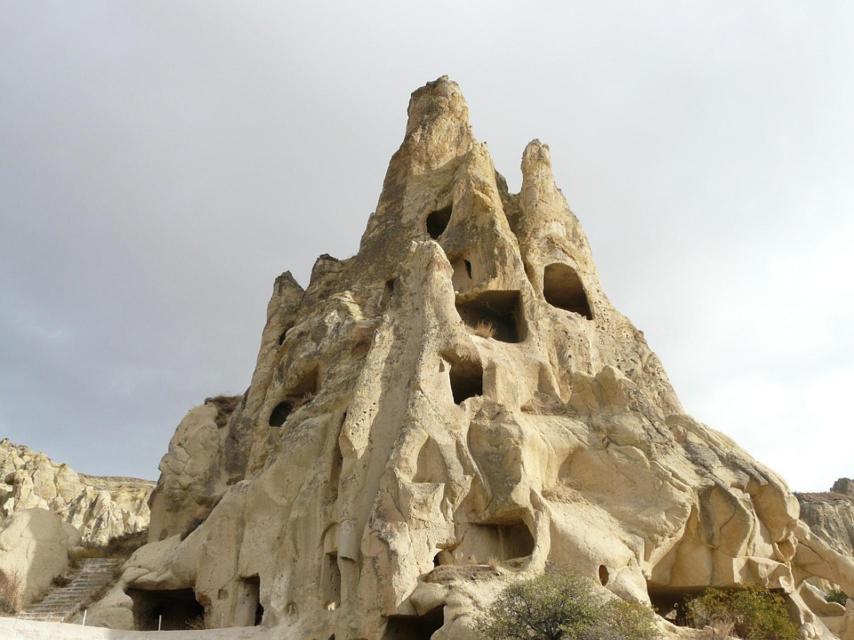 El Convento de las Monjas es el otro gran reclamo turístico junto a las chimeneas.