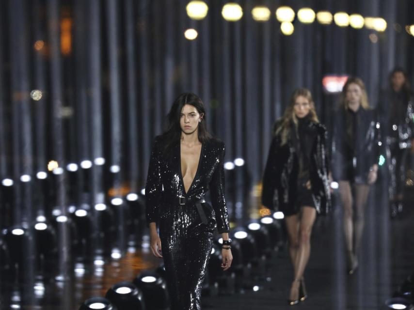 En el desfile han destacado chaquetas de lentejuelas, pañuelos de seda al cuello y vestidos mini cortísimos.