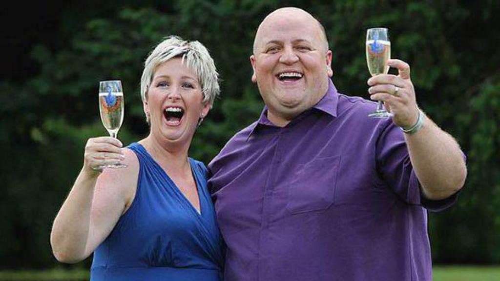 Los Bayfords celebrando su premio del Euromillones.