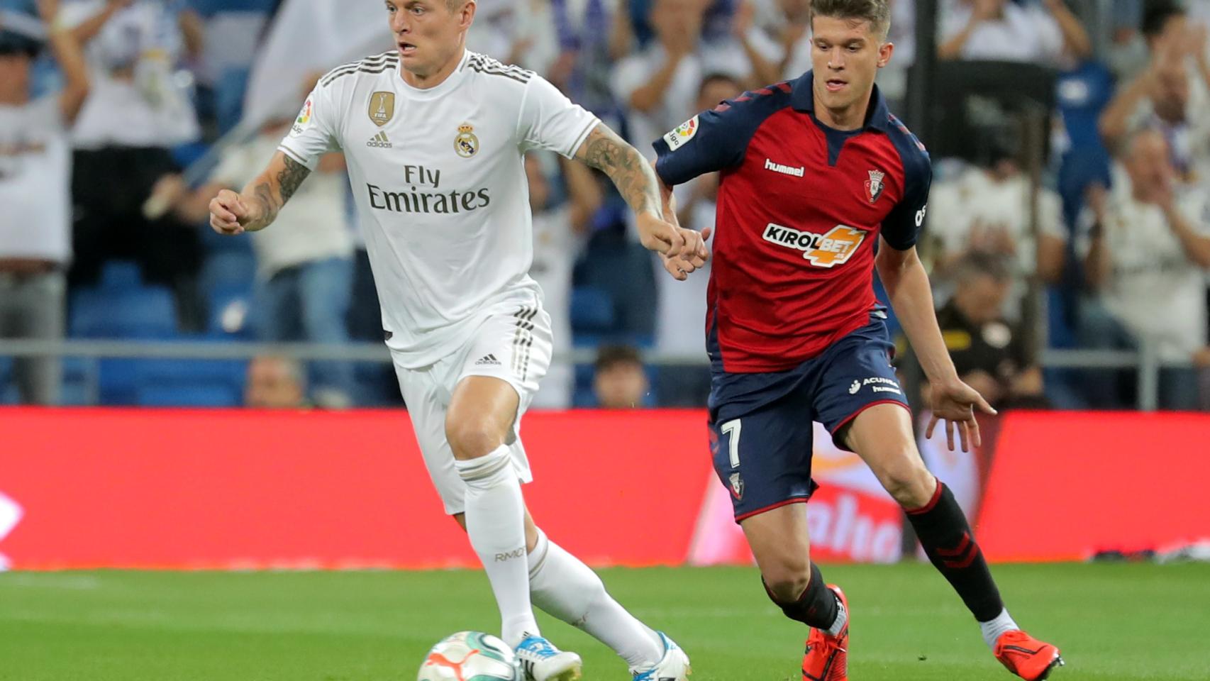 Toni Kroos ante Marc Cardona, en el Real Madrid - Osasuna de La Liga