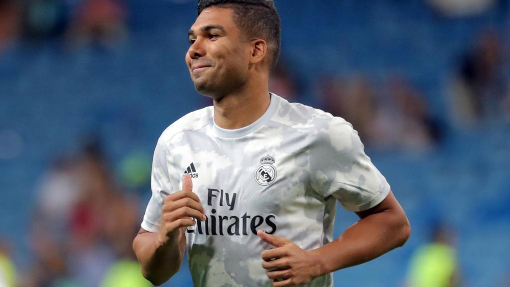 Casemiro calienta en el Santiago Bernabéu