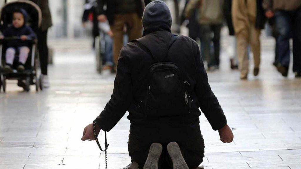 Un hombre pide limosna en el centro de Madrid (imagen de archivo).
