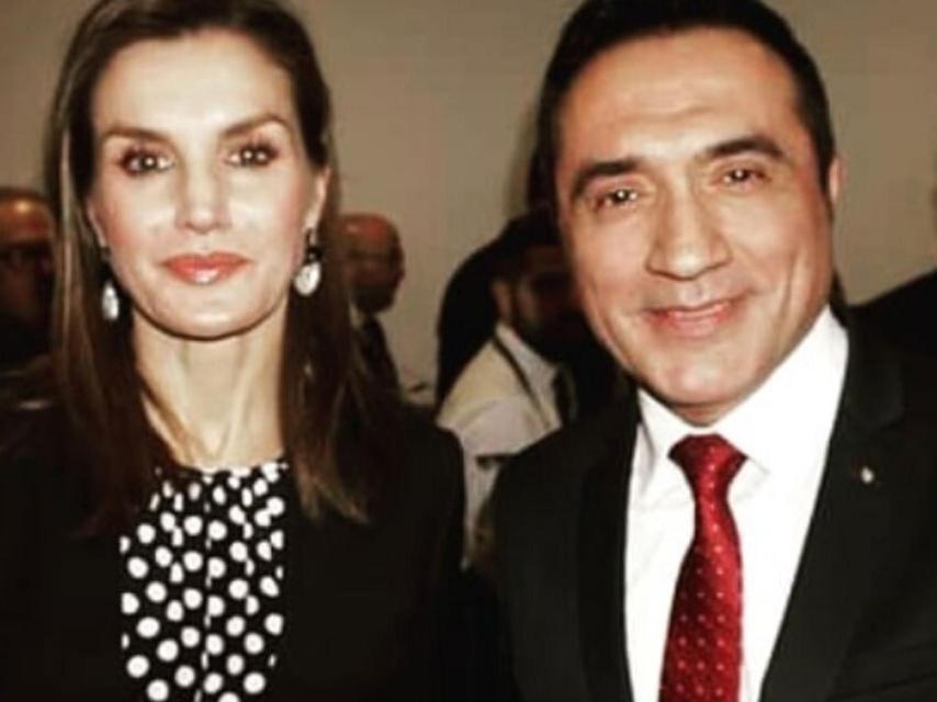 La reina Letizia junto al retratista Antonio Montiel.