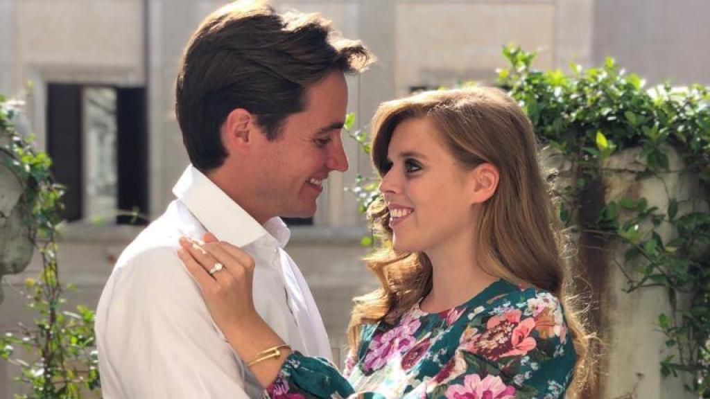 Beatriz de York junto a su prometido Edoardo Mapelli, en la foto oficial compartida por la princesa Eugenia.