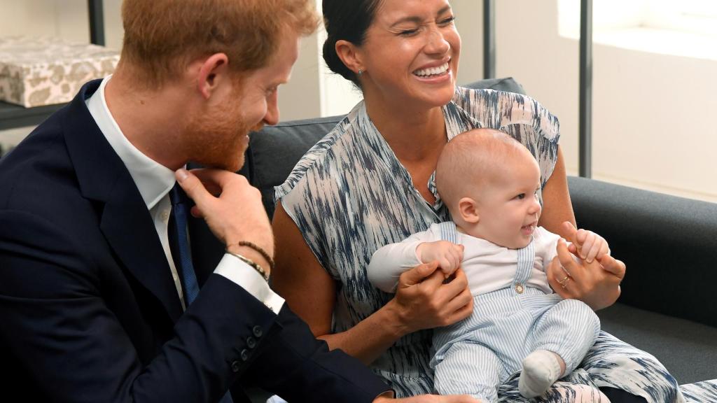 El príncipe Harry, Meghan Markle y el pequeño Archie durante su viaje oficial a África.