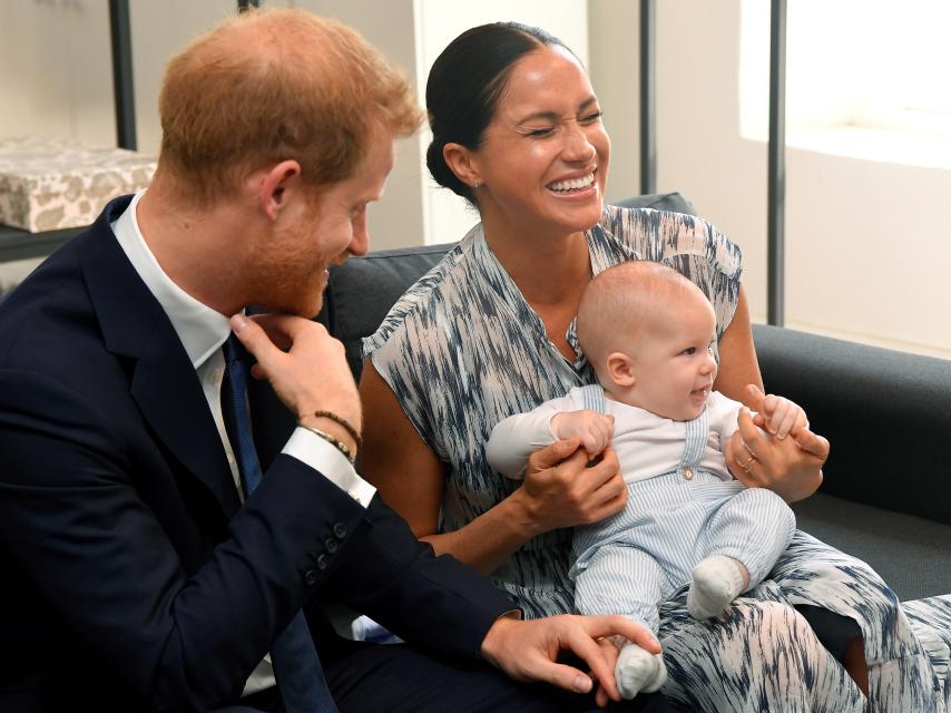 El príncipe Harry, Meghan Markle y el pequeño Archie durante su viaje oficial a África.