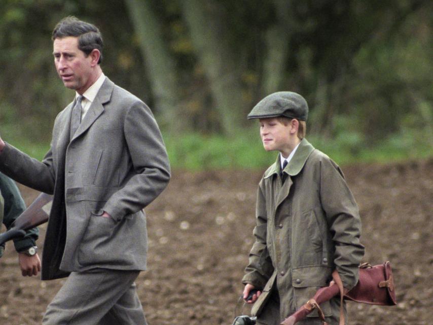 El príncipe Carlos y el príncipe Harry durante una cacería en 1995.