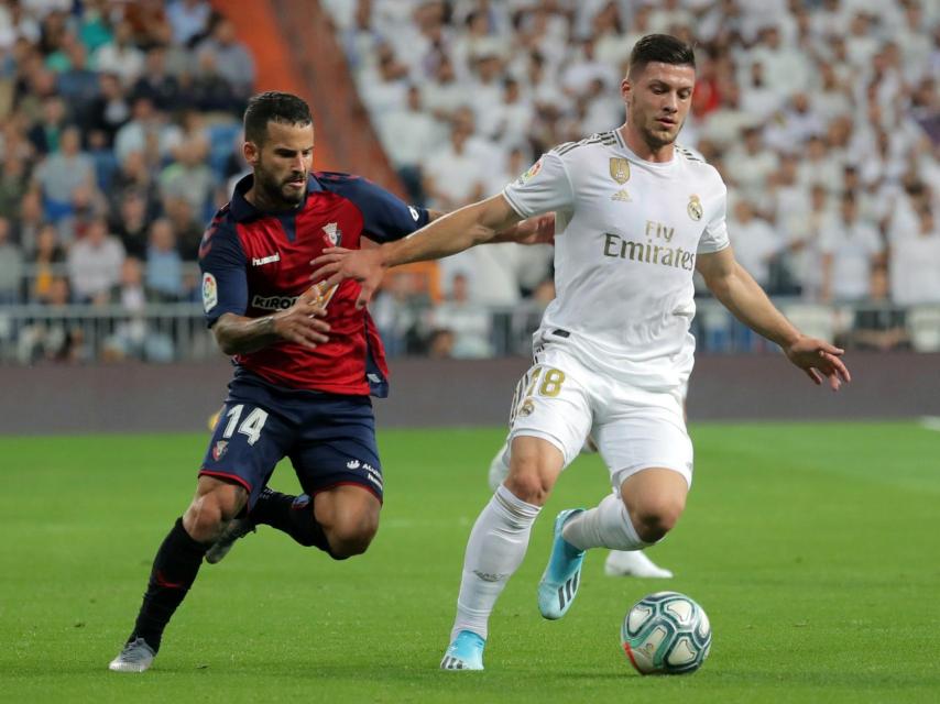 Luka Jovic se va de un rival en el Real Madrid - Osasuna