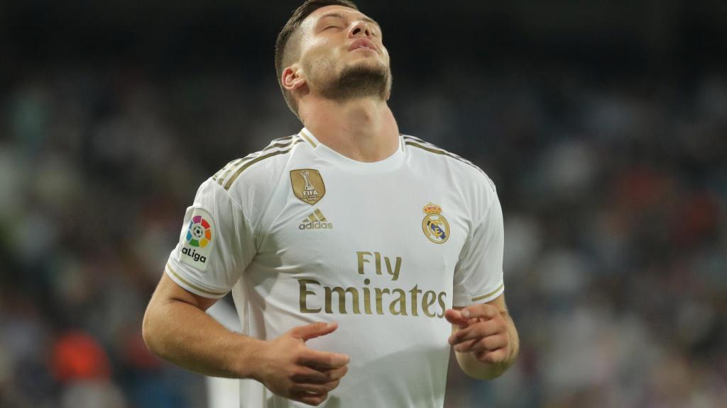 Jovic se lamenta después de la anulación de su gol