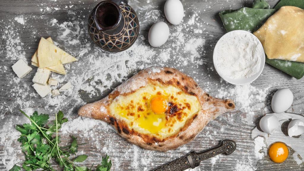 La gastronomía es uno de los puntos fuertes gastronómicos de la ciudad de Batumi: el khachapuri es el plato más tradicional del país.