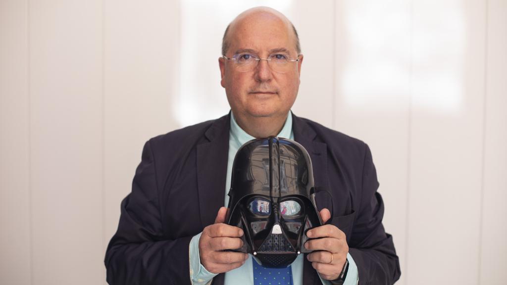 Rafael Bardají recibe con gusto su apodo: el Darth Vader de Vox.
