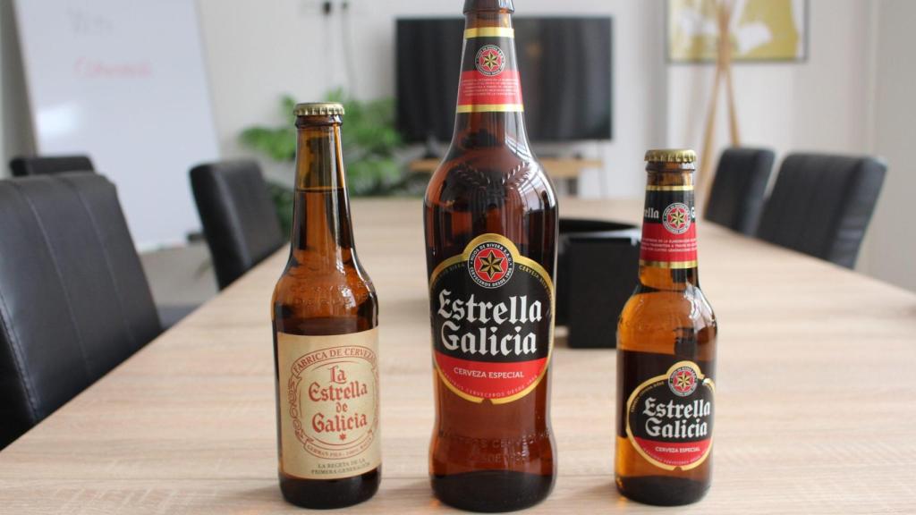 La nueva botella en el centro, comparada con la de un tercio (a la izquierda) y un cuarto (a la derecha)