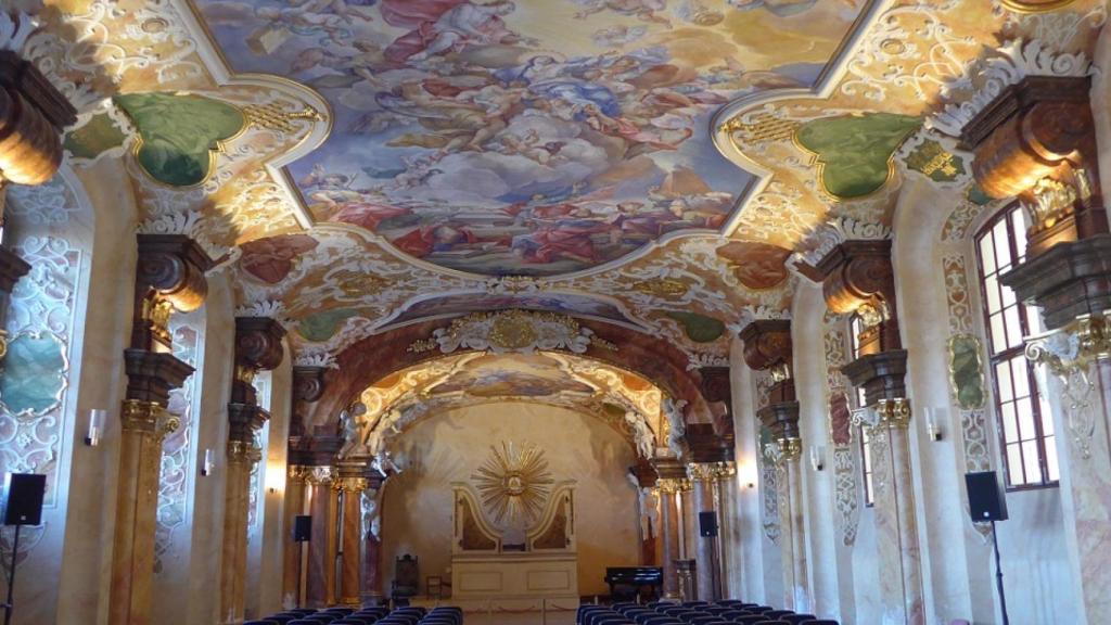 La singular belleza del aula de música de la Universidad.