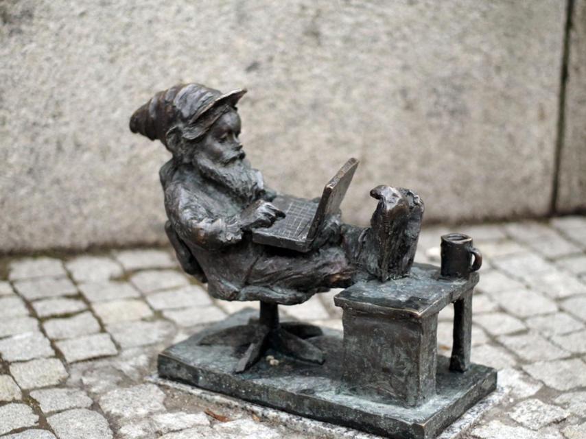 La ciudad está salpicada de estas estatuillas que recuerdan el movimiento naranja contra la opresión comunista.