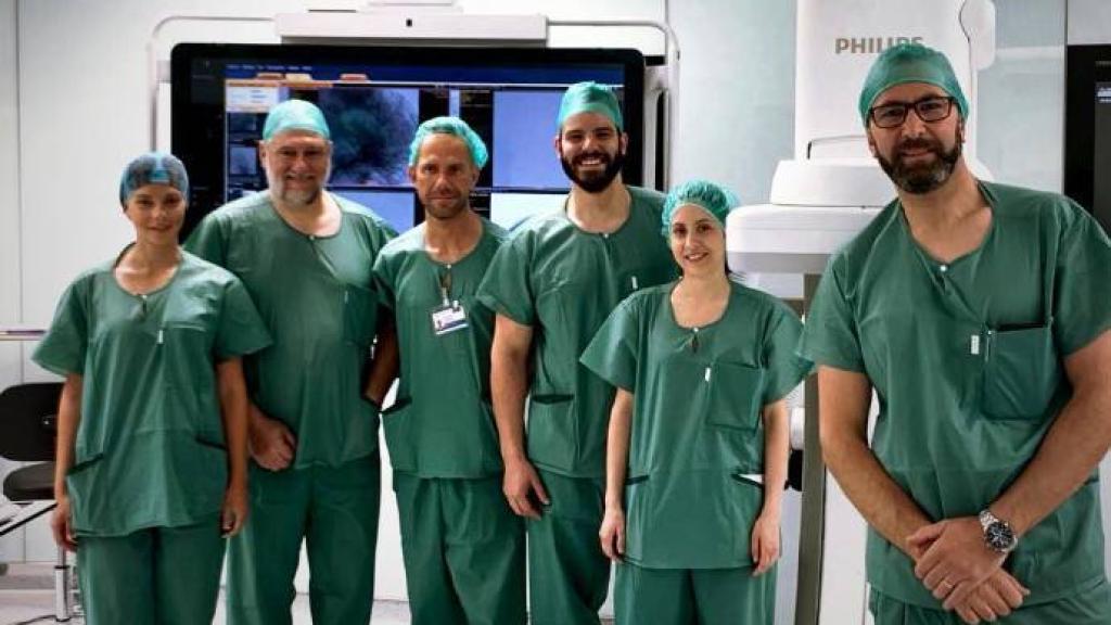 El equipo que participó en la innovadora craneotomía realizada en uno de los quirófanos híbridos de la Fundación Jiménez Díaz.