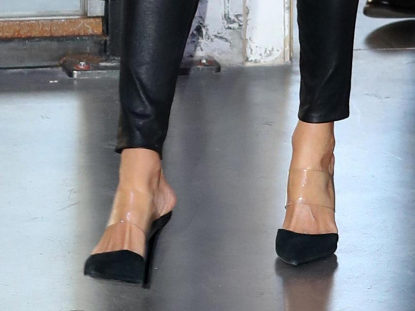 Detalle de los tacones de Steve Madden que ha lucido la Reina este viernes.
