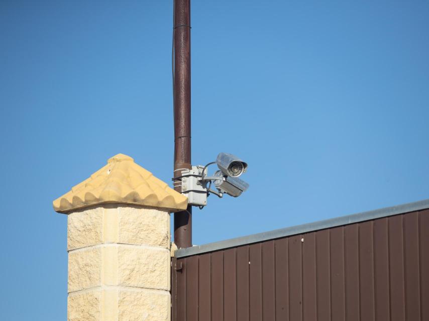 La vivienda está protegida con un sistema de cámaras de videovigilancia.