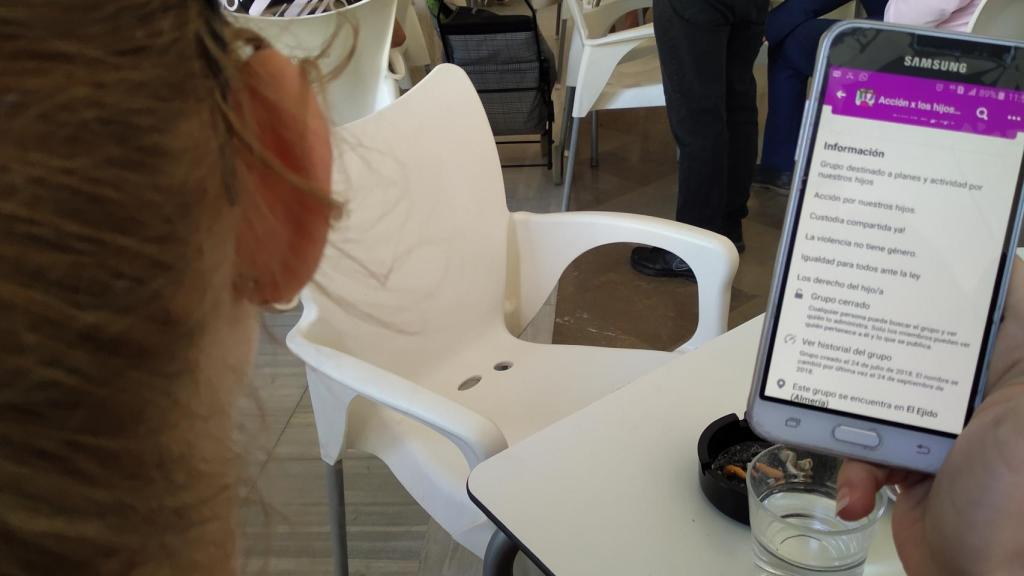 María muestra un grupo de Facebook en el que la violencia no tiene género, gestionado por su expareja.