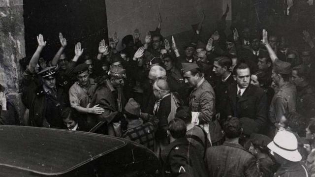 Millán Astray y Unamuno, en el centro, a la salida del acto del paraninfo el 12 de octubre.