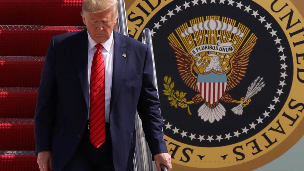 Donald Trump bajando del Air Force One.