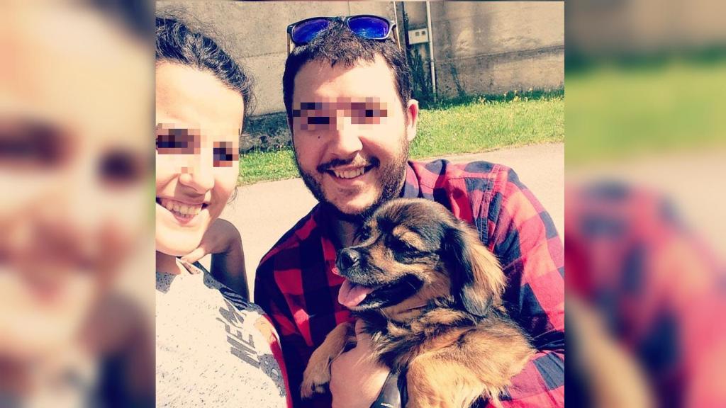 Silvia y Dani junto a su perra Bimba.