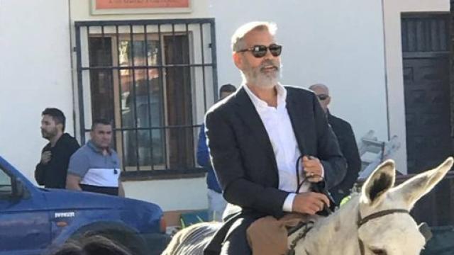 El actor paseando por el pueblo madrileño