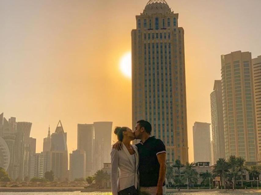 Xavi con su mujer, Núria Cunillera, posando entre los rascacielos de Doha.