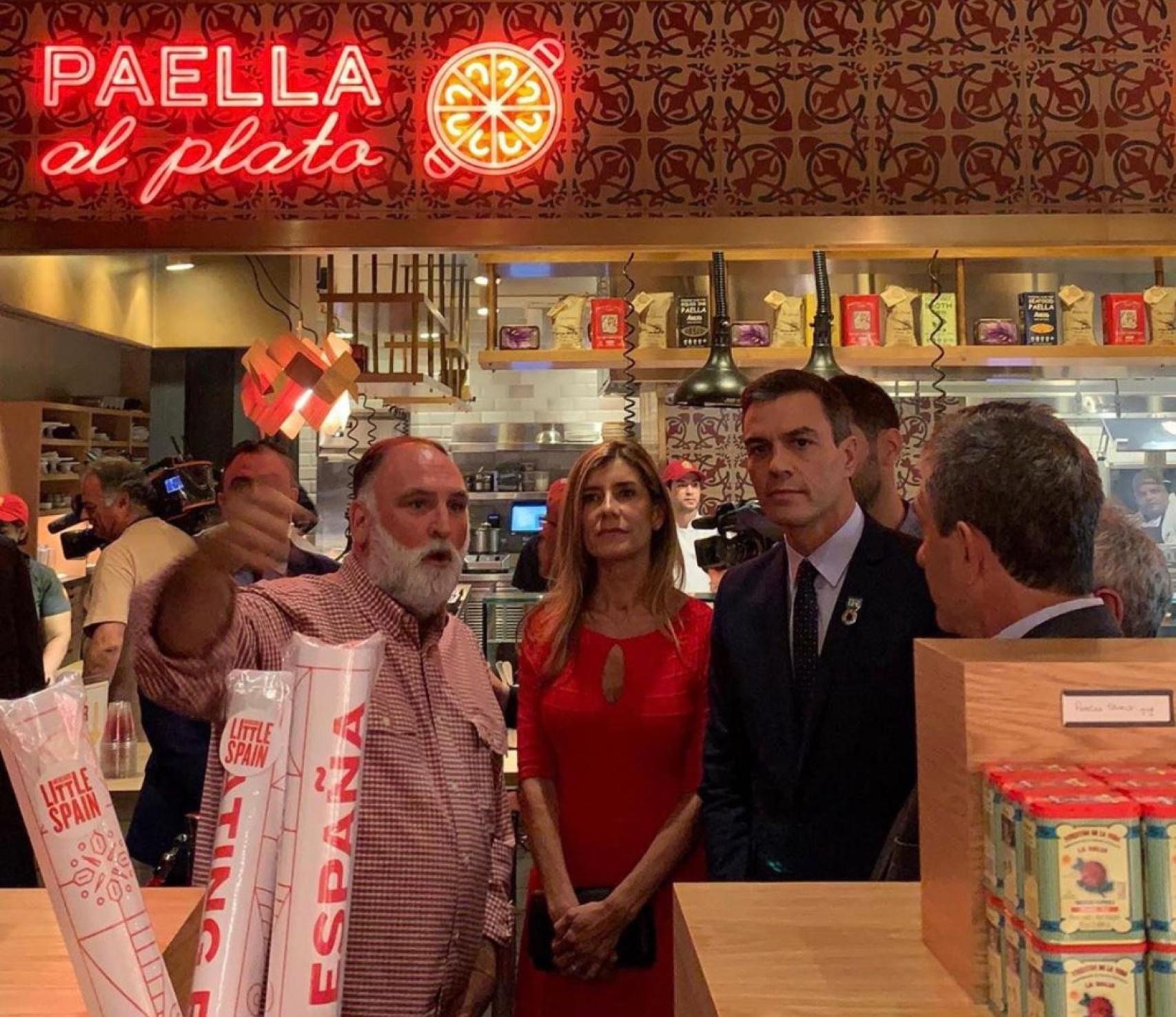 Paella al plato en 'Mercado Little Spain' entre Pedro Sánchez, Bagoña Gómez y José Andrés.