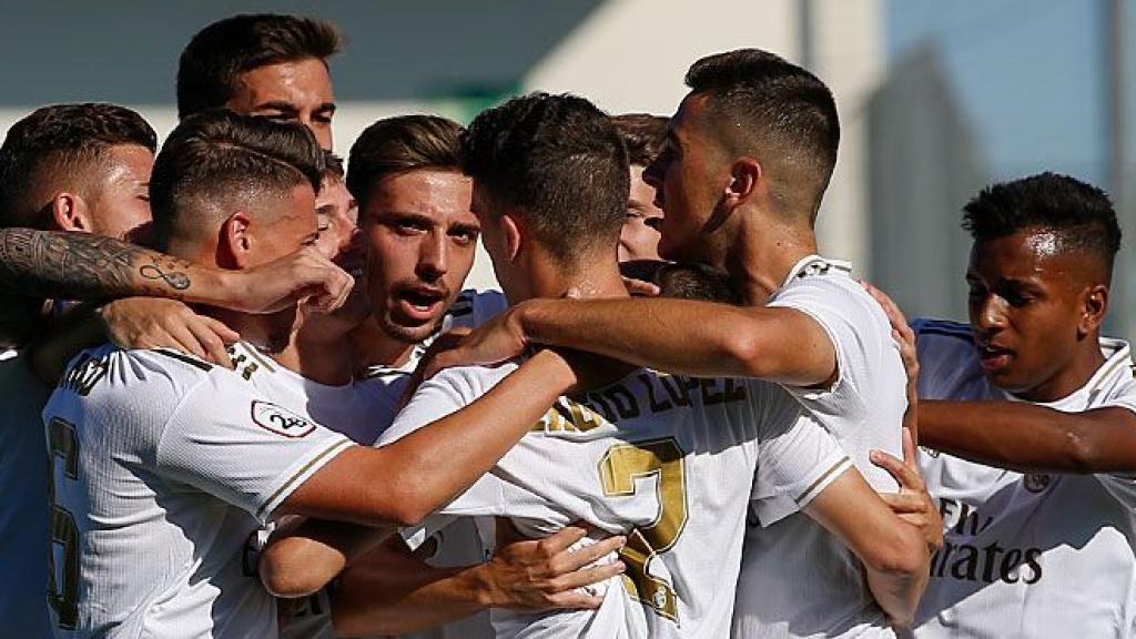 Piña de los jugadores del Castilla