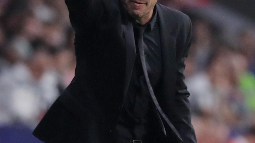 Simeone dando órdenes a sus futbolistas en el Wanda