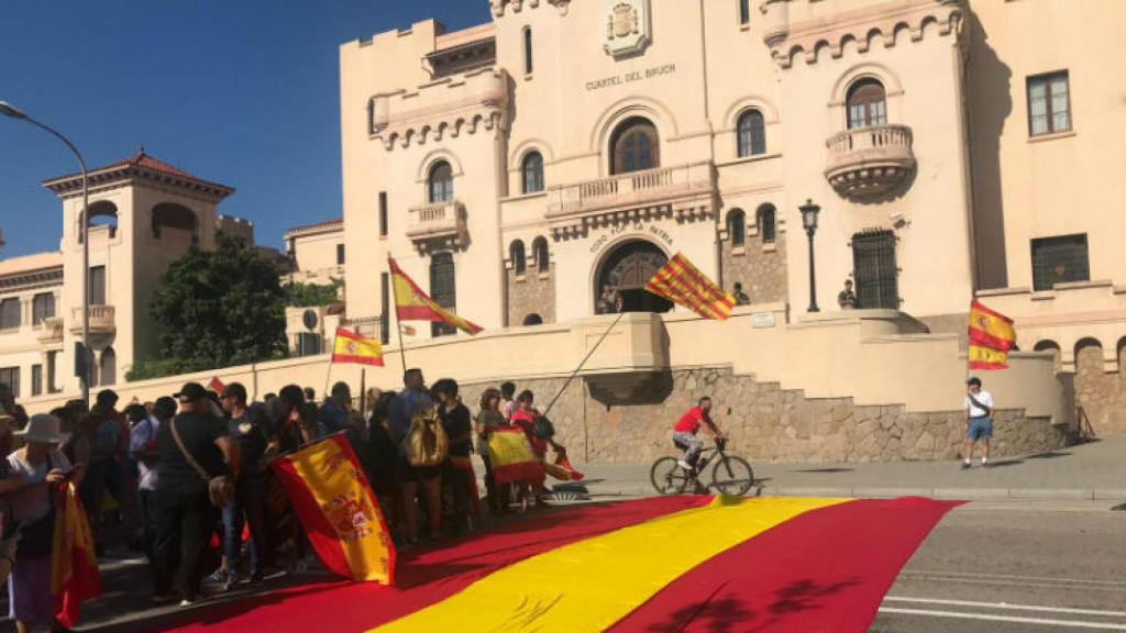 La CUP pincha y sólo reúne a una veintena contra las Fuerzas Armadas y otras 200 se manifiestan a favor