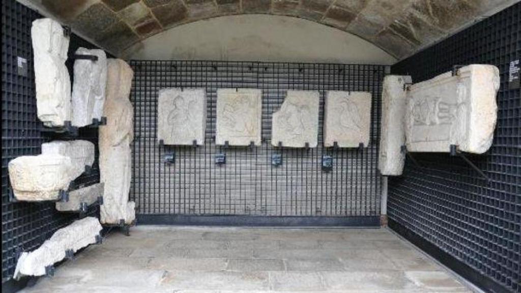 Piezas expuestas en el exterior de San Antón