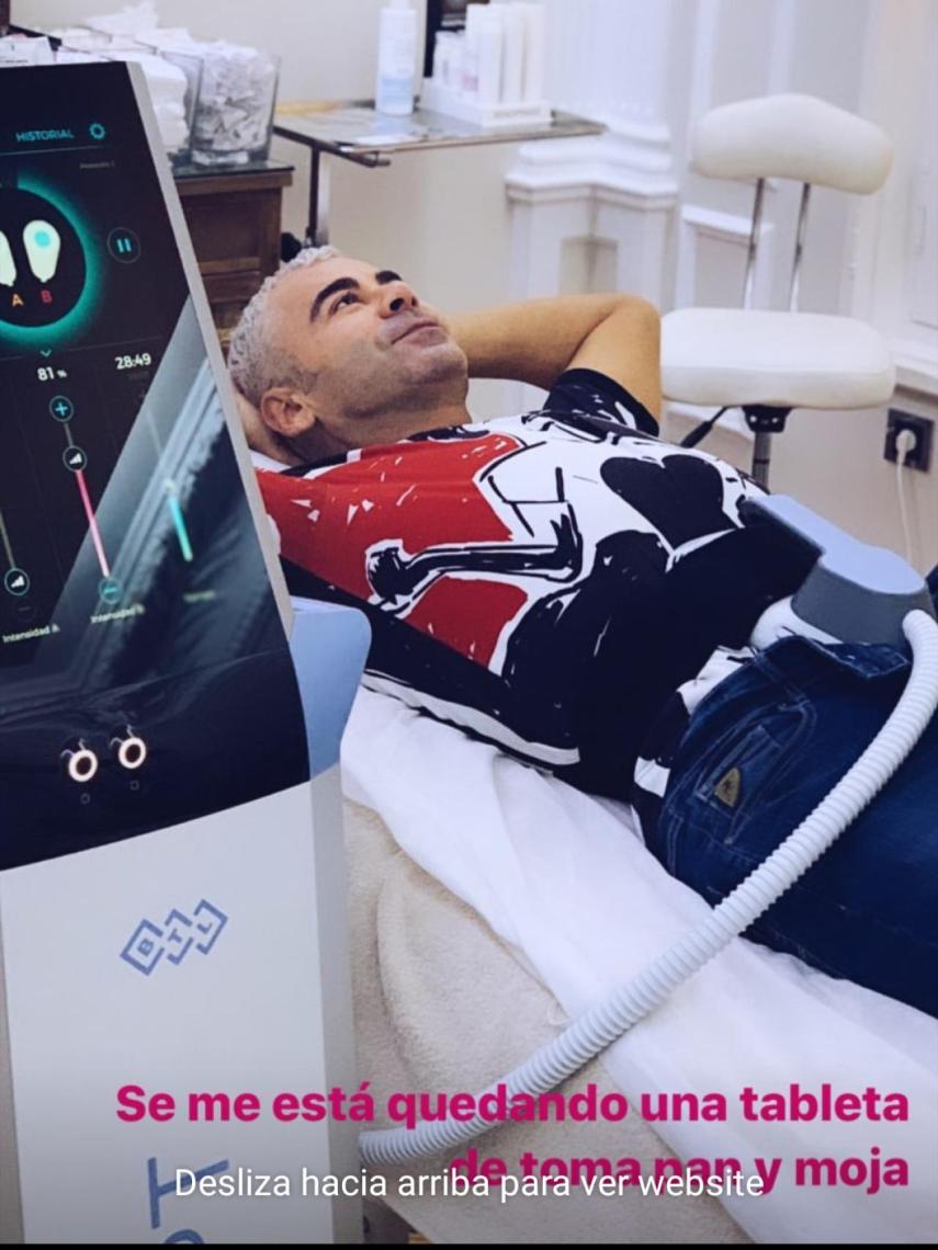 Jorge Javier, durante su tratamiento con Emsculpt con el dr. Moisés Amselem.