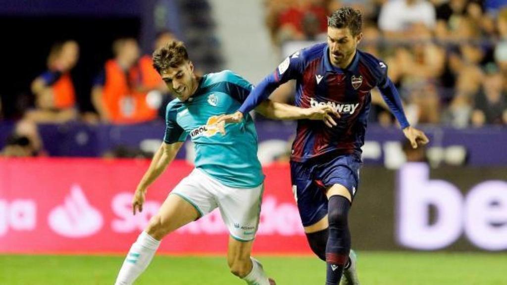 José Campaña pugna por un balón con Nacho Vidal.