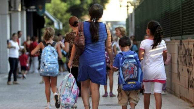 Familia numerosa yendo al colegio