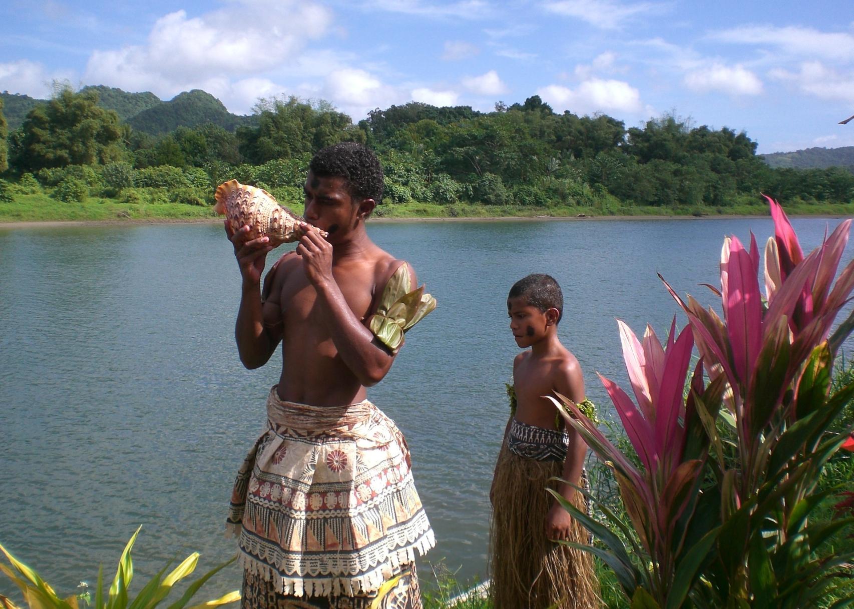 Fiyenses con ropas tradicionales.