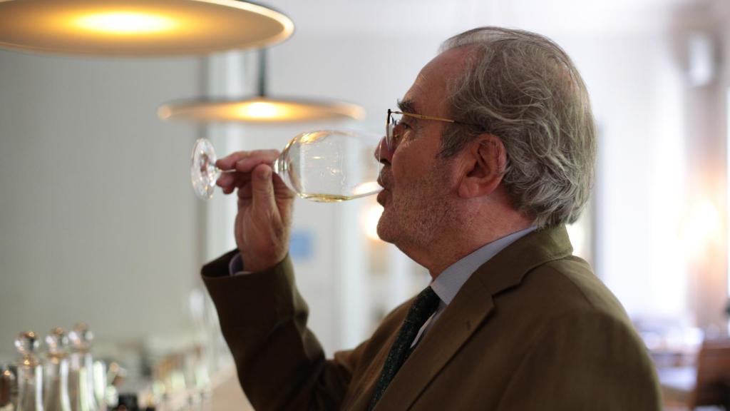 Didier Belondrade probando sus vinos.
