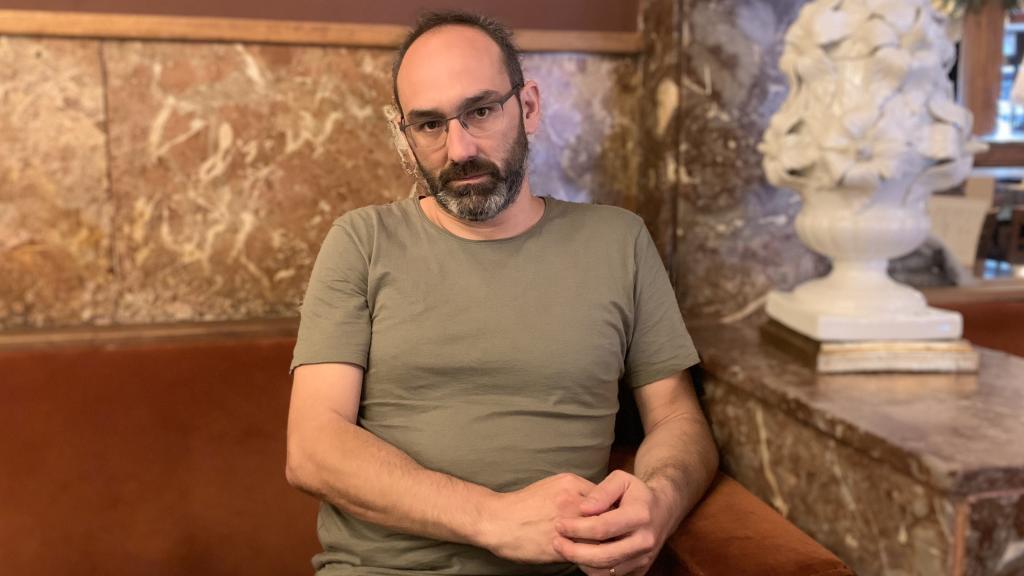 El escritor Joaquín Campos en el Café Comercial de Madrid.