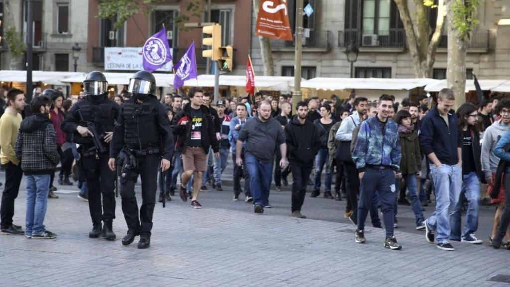 Miembros de Arran, flanqueados por los Mossos d'Esquadra, durante una manifestación separatista.