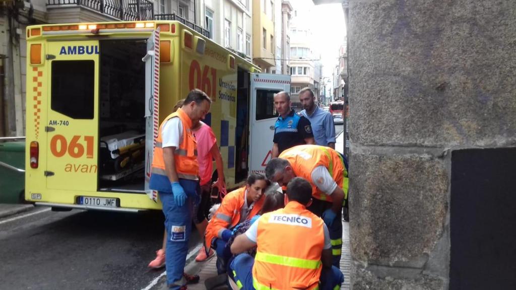 Un bus urbano de A Coruña atropella a una mujer en la calle del Orzán